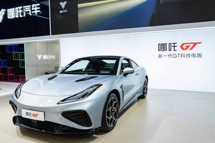 重庆292哪吒汽车在智能汽车领域的表现，领途汽车在新能源汽车市场中的影响力